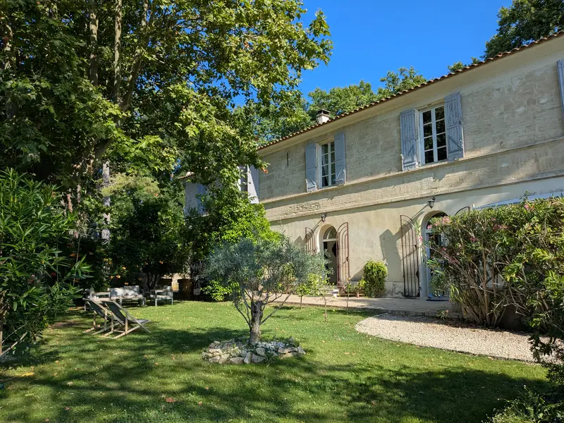 Façade du Mas de Capelou dans son jardin arboré à Avignon