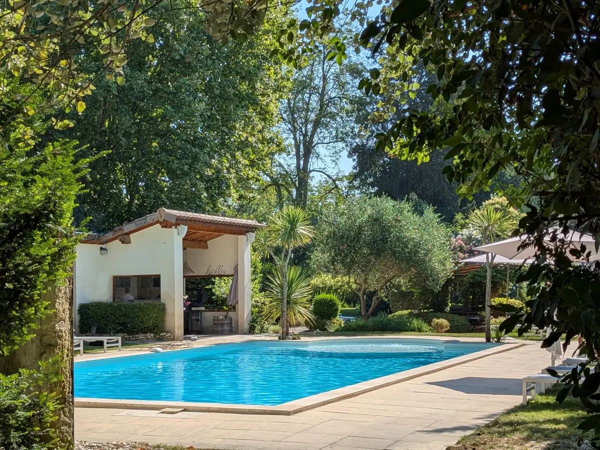 Piscine et cuisine d’été du Mas de Capelou à Avignon