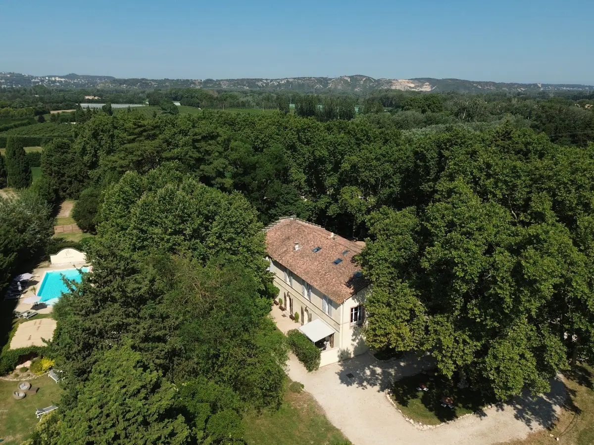 Vue aérienne du Mas de Capelou sur l’île de la Barthelasse